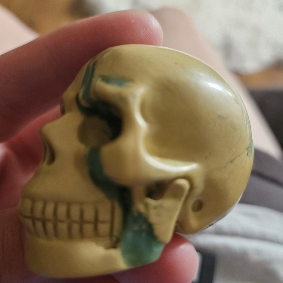 Yellow fuchsite skull 2 inch. - Picture 4 of 4